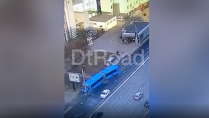 Пассажирский автобус влетел в фонарный столб в Москве — видео момента