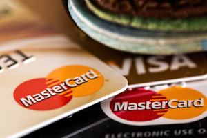 "Ъ": Visa и MasterCard опасаются конкуренции на российском рынке