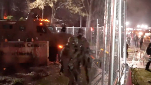 В Миннесоте полиция применила шумовые гранаты и слезоточивый газ для разгона протестующих — видео