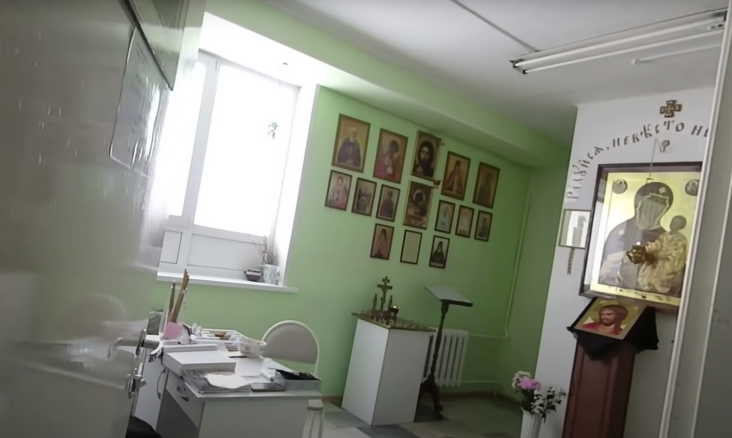 В поликлинике в Кемерове предлагают взять благословение перед вакцинацией от ковида — видео