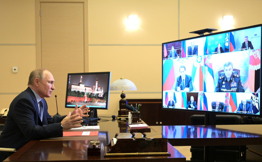 Президент Владимир Путин на совещании с постоянными членами Совета безопасности (в режиме видеоконференции).Фото © Kremlin.ru 