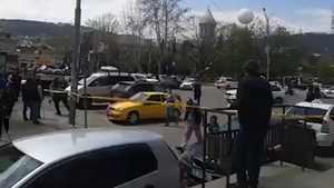 В Тбилиси неизвестный с оружием ворвался в Банк Грузии и захватил заложников