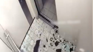 В Барнауле рухнувшее в лифте зеркало чудом не придавило маленькую девочку — видео