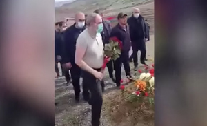 Пашиняну запретили возложить цветы к могиле погибшего в Карабахе солдата — видео