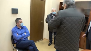"Поймали в ресторане": ФСБ показала видео задержания и допроса украинского дипломата Сосонюка