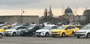 В Калининграде недовольные условиями труда таксисты "Яндекса" устроили забастовку