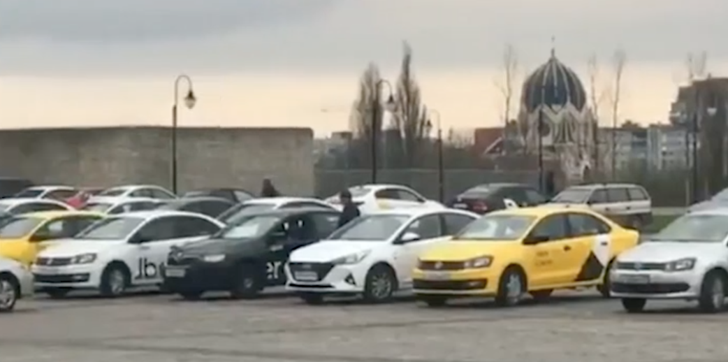 В Калининграде недовольные условиями труда таксисты "Яндекса" устроили забастовку