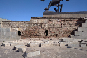 С монумента Победы в Великом Новгороде за несколько дней до реставрации обрушилась плитка
