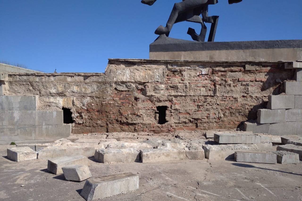 С монумента Победы в Великом Новгороде за несколько дней до реставрации обрушилась плитка