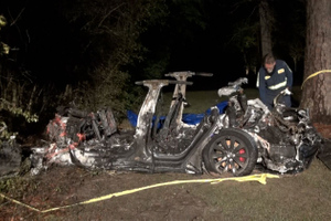 Влетел в дерево и сгорел дотла: электромобиль Tesla на автопилоте устроил ДТП с двумя погибшими