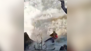 Хотели сделать красивое селфи: отец с дочкой чудом спаслись, сорвавшись в водопад — видео