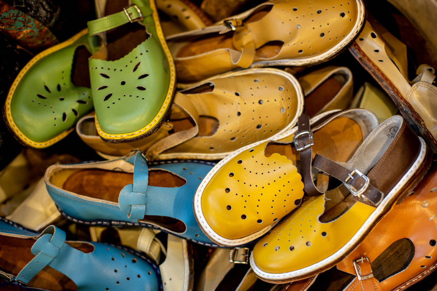 Цветные сандалии — мечта детей. Фото © Shutterstock