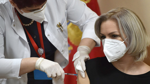 Глава Минздрава Черногории вакцинировалась "Спутником V"