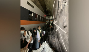 Пассажирский поезд сошёл с рельсов при въезде в туннель на Тайване, есть жертвы