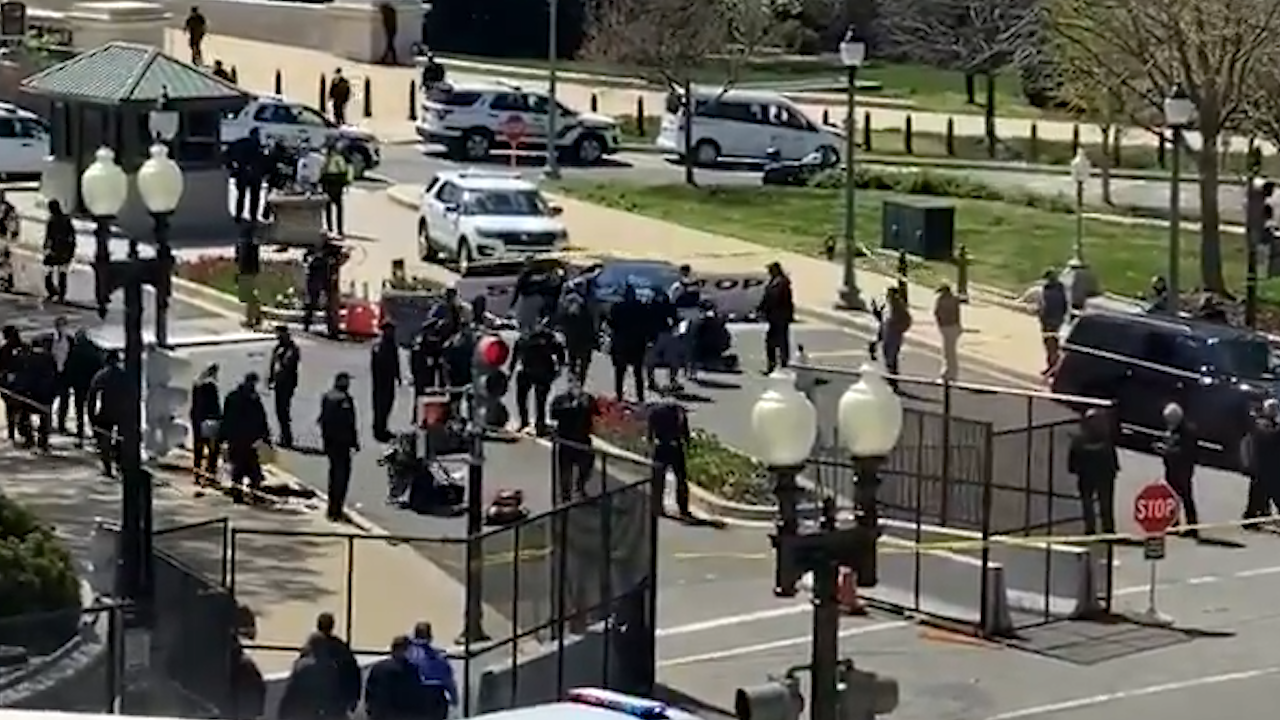 Неизвестный протаранил авто на КПП у Капитолия в Вашингтоне, ранив полицейских — видео