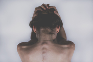 "Нужно тормознуть": Трихолог объяснила влияние стресса на выпадение волос