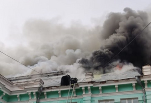 В Благовещенске загорелось здание кардиоцентра, персонал и пациентов эвакуируют — видео