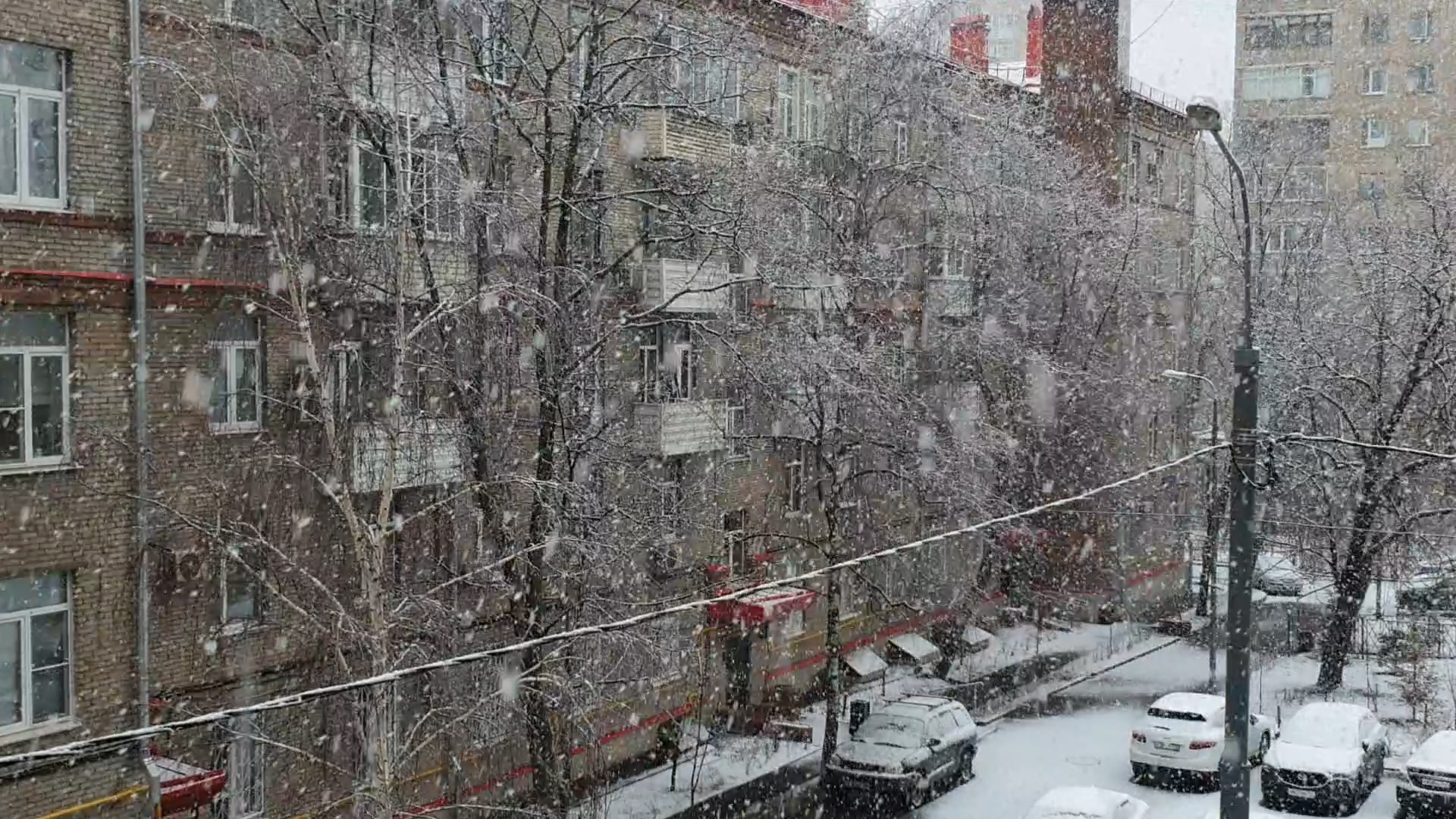 Будет ли еще снегопад в москве. Снегопад в Москве 27 апреля 2021. Снег в апреле в Москве. Апрельский снег в Москве. Апрель в Москве.