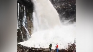 "Это очень страшно!" В Абхазии лавина обрушилась прямо в водопад — видео