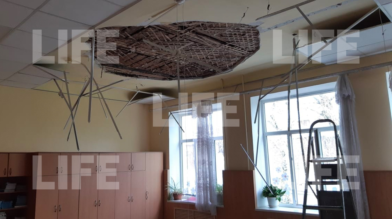 В школе в Армавире на второклашек прямо во время урока рухнул потолок — фото 
