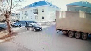 В Свердловской области "школьник-Наруто" попал под машину и повредил её — видео