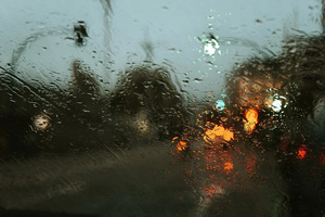 Соблюдать дистанцию и не разгоняться: автоэксперт дал советы по безопасному вождению в дождь