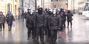 Правоохранители в Петербурге перекрыли подходы и подъезды к Дворцовой площади — видео