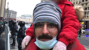 "Пусть образовывается": В Москве горе-папаша вывел на незаконный митинг маленькую дочь