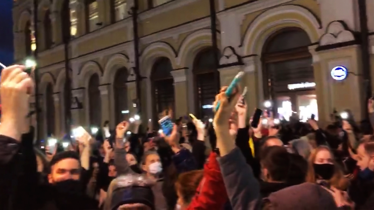 Около 6 тысяч человек пришли на несогласованную акцию в центре Москвы — видео