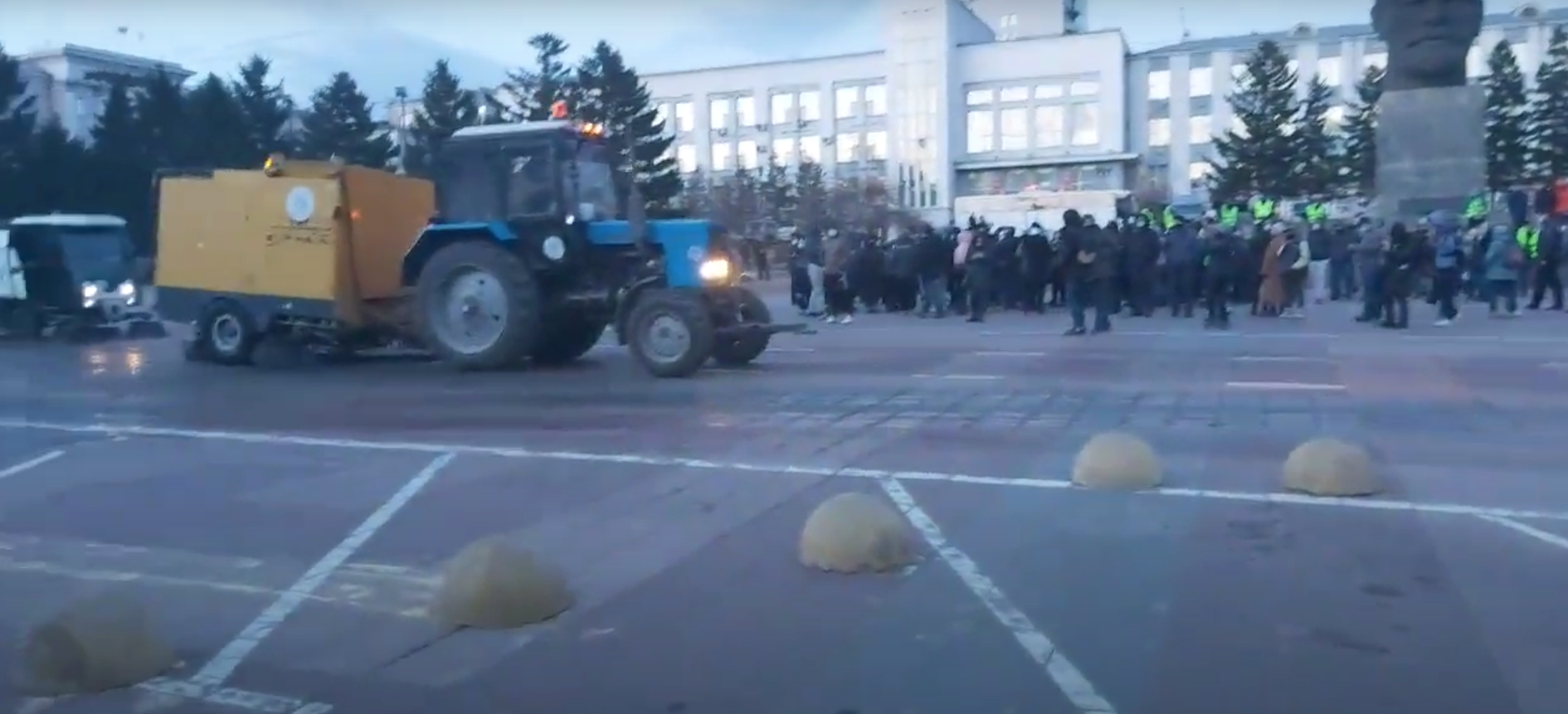 В Улан-Удэ задержали участников незаконной акции, мешавших дезинфекции от клещей — видео