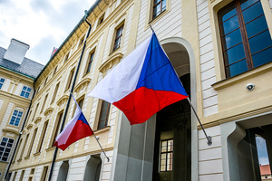 Премьер-министр Чехии указал на заинтересованность Праги в корректных отношениях с Москвой