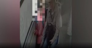 Гладил по коленке: в Ярославле задержали пенсионера, домогавшегося школьницы в автобусе — видео