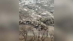 Ледовая атака: Амур напал на Хабаровск, разрушив часть набережной — видео