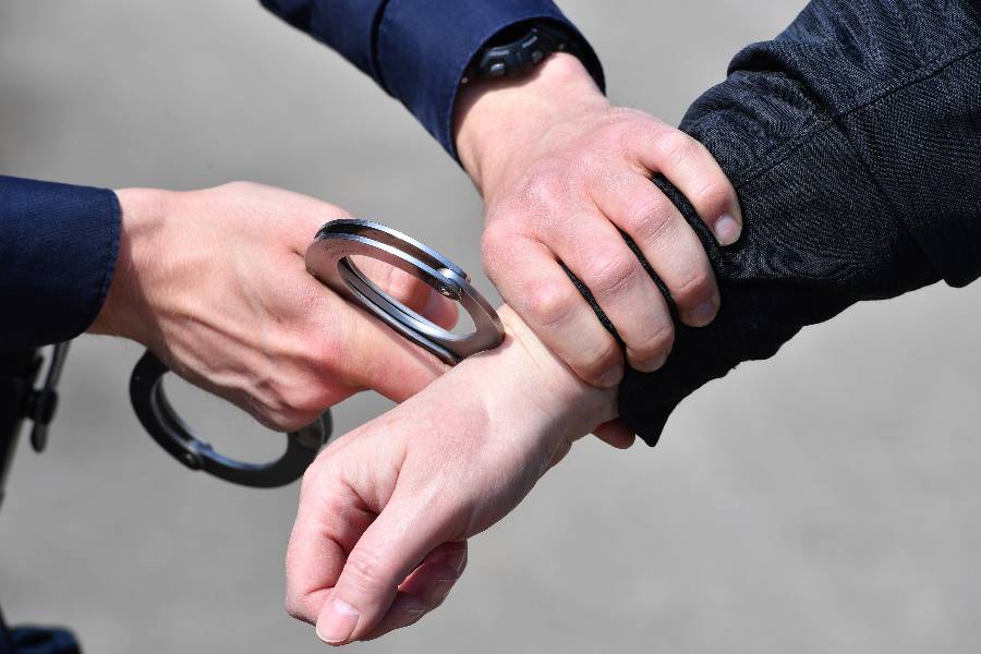 В Москве трое полицейских задержаны за взятку в 12 млн рублей