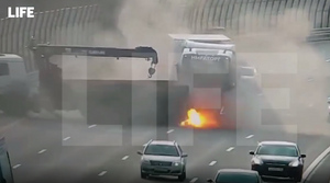 Легковушка впечаталась в фуру: момент огненного ДТП на КАД попал на видео
