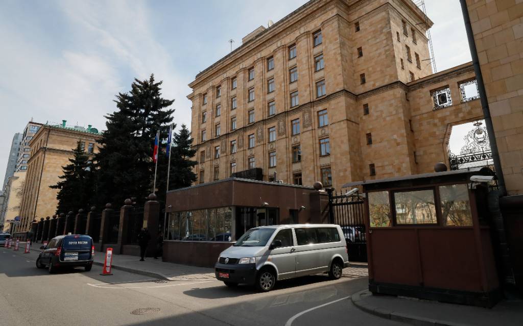 Россия и Чехия сократят штат своих посольств до семи дипломатов