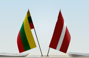 Латвия и Литва высылают российских дипломатов в знак солидарности с Чехией