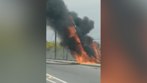Вертолёт упал на шоссе в Мексике и загорелся — видео