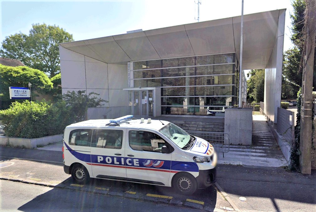 В пригороде Парижа мужчина зарезал сотрудницу полиции