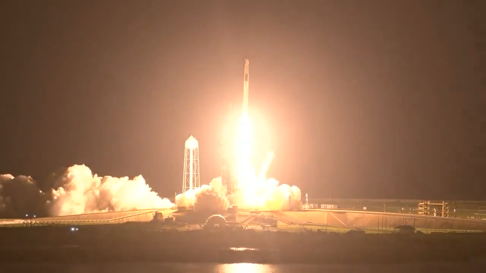 Первое использование ракет. Ракета SPACEX Falcon 9. Falcon 9 Crew Dragon ракета. Dragon 2 SPACEX. Старт ракеты Сатурн 5 мыс Канаверал.