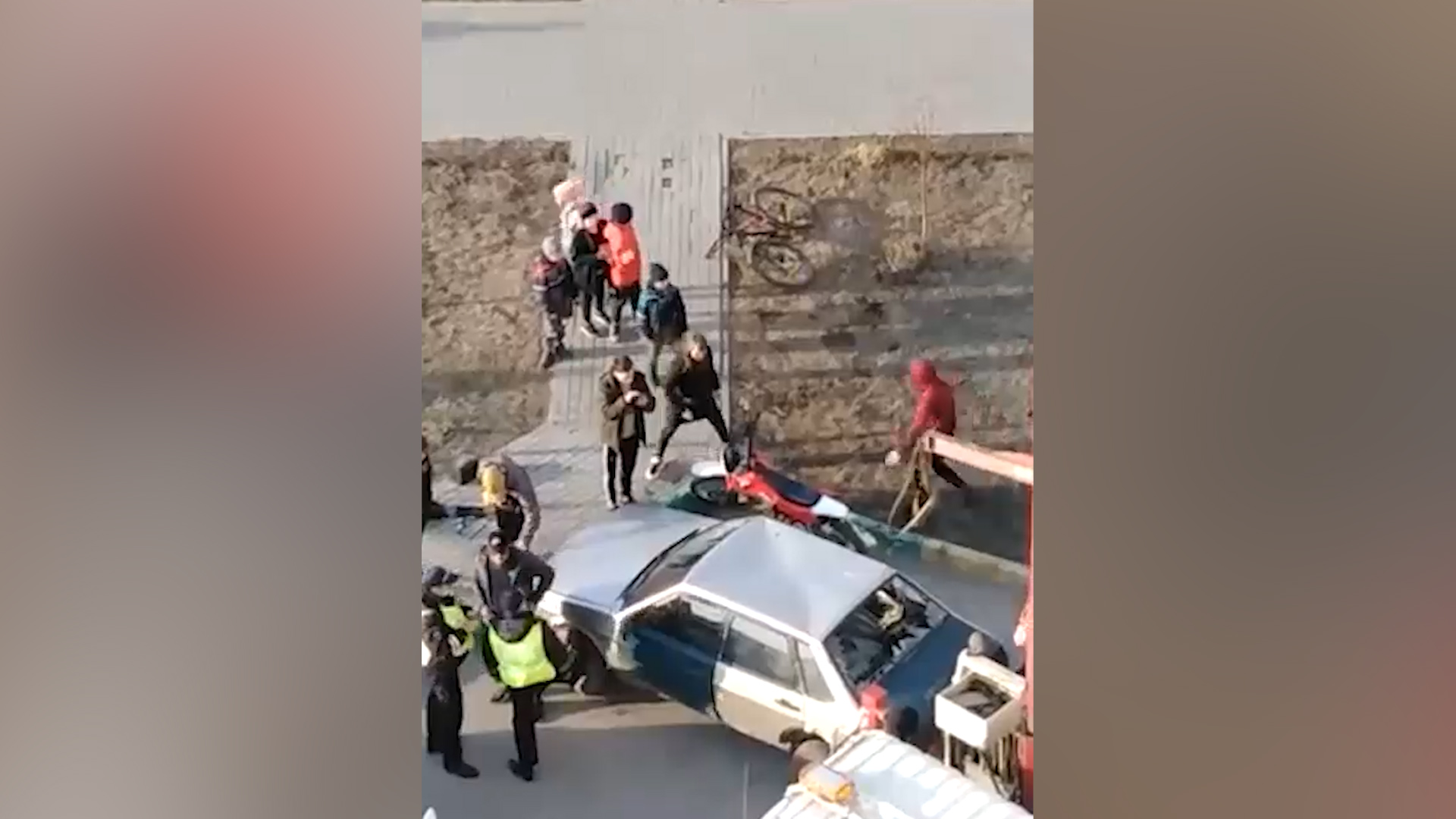 В Барнауле мужчина разбил свою машину, чтобы её не эвакуировали — видео