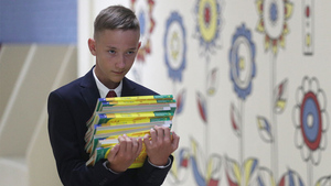 В Госдуму внесли законопроект о ежегодной выплате 10 000 рублей на школьников