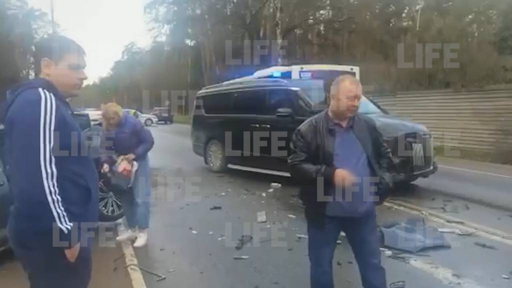 Пять легковушек и аурус с мигалками: Рублёво-Успенское шоссе полностью перекрыто из-за статусного ДТП