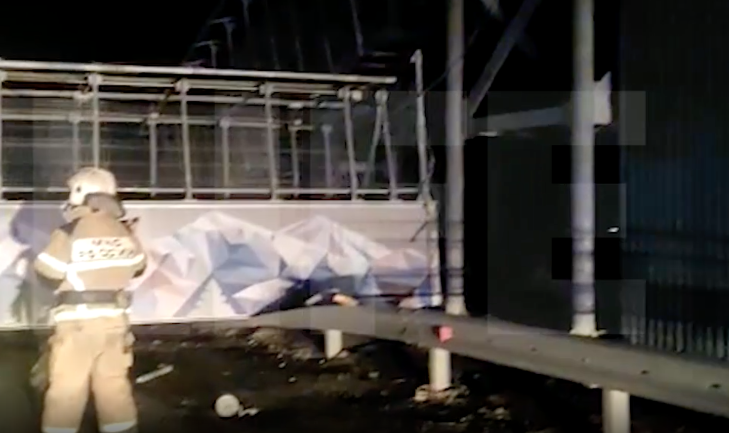 В пригороде Екатеринбурга рухнул пешеходный мост — видео