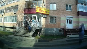 В Ижевске две девушки чудом не стали жертвами рухнувшей части балкона — видео