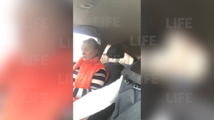 "Ты что, дебил?" Таксист нашёл идеальный способ отомстить пьяной россиянке, которая покрыла его матом и отказалась платить — видео