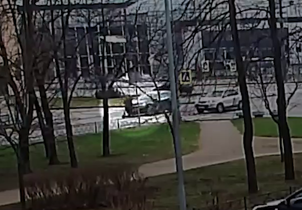 От удара отлетели в сторону: в Петербурге машина на пешеходном переходе сбила двух детей на самокате — видео