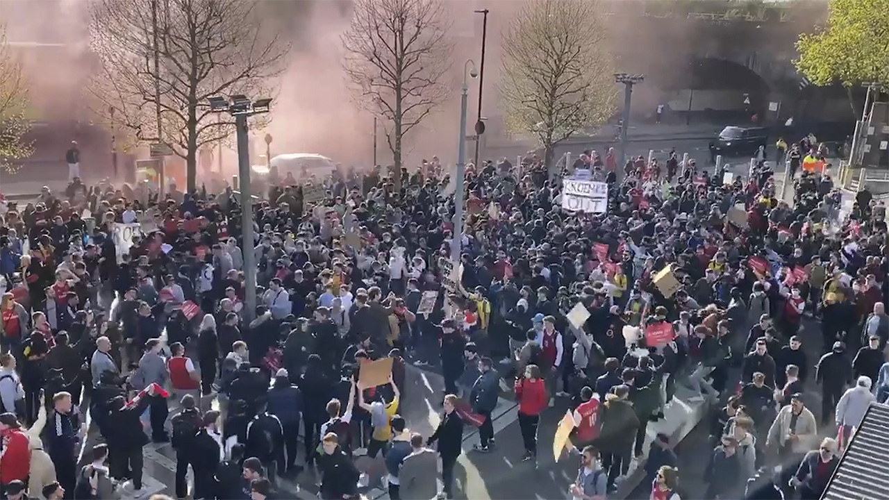 Драка украинцев. Фанаты Арсенала Лондон 70е. Протесты против войны в Сирии на футбольном матче. Фанаты требуют исключить хенждина.