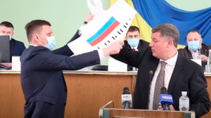 На Украине депутаты подрались из-за флага России — видео