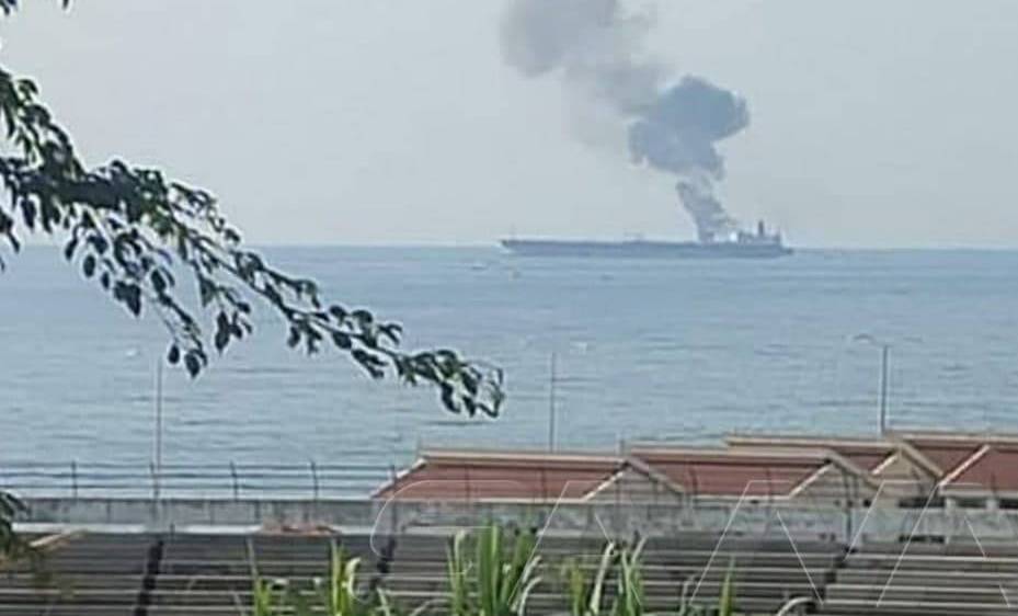 В Сирии загорелся танкер после атаки беспилотника